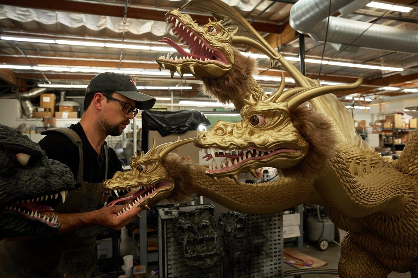 Childers lắp ráp các đầu của King Ghidorah, vốn được in 3D và sau đó sơn màu.