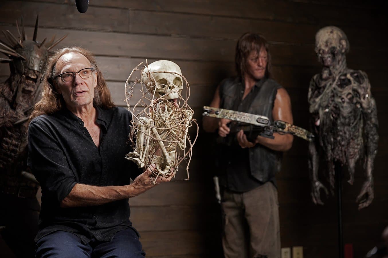 Greg Nicotero, người sáng lập và chủ sở hữu của KNB EFX, đang cầm một mô hình bộ xương trẻ sơ sinh mà đội ngũ đã bàn giao cho một đoàn làm phim ở tận bên kia đất nước trong chưa đầy bốn ngày.