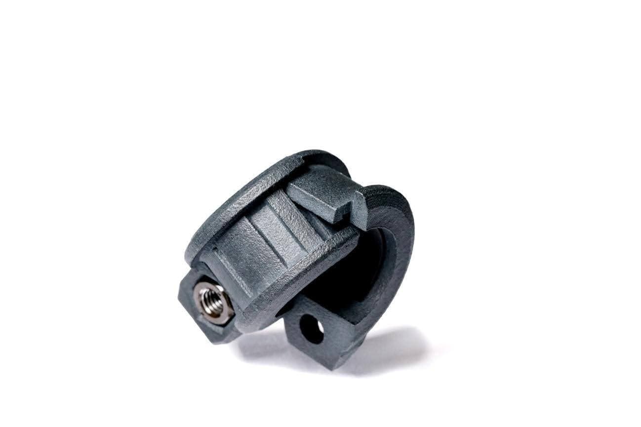 Connector này dùng cho móc đa năng bằng nhôm chuyên dụng của hệ thống Tactical Rack System A-TRAS, được cố định vào một chi tiết nhôm gia công bằng vít. Chi tiết in 3D SLS này đóng vai trò chịu lực.